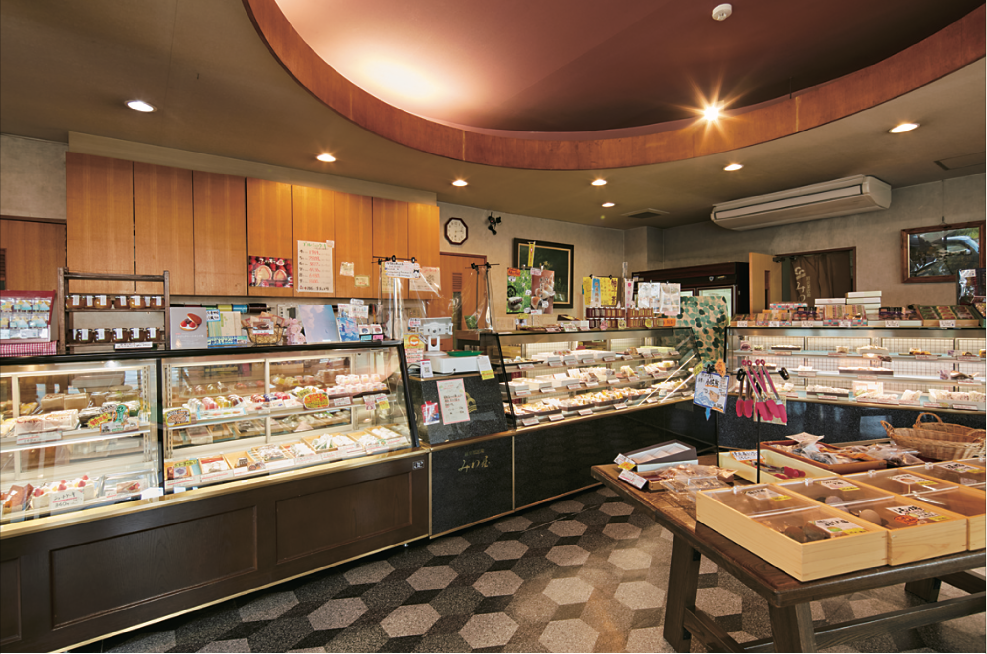 伝統的な和菓子から、和菓子の伝統と洋菓子のエッセンスを掛け合わせた目新しいお菓子まで、ワクワクする商品が並ぶ店内。