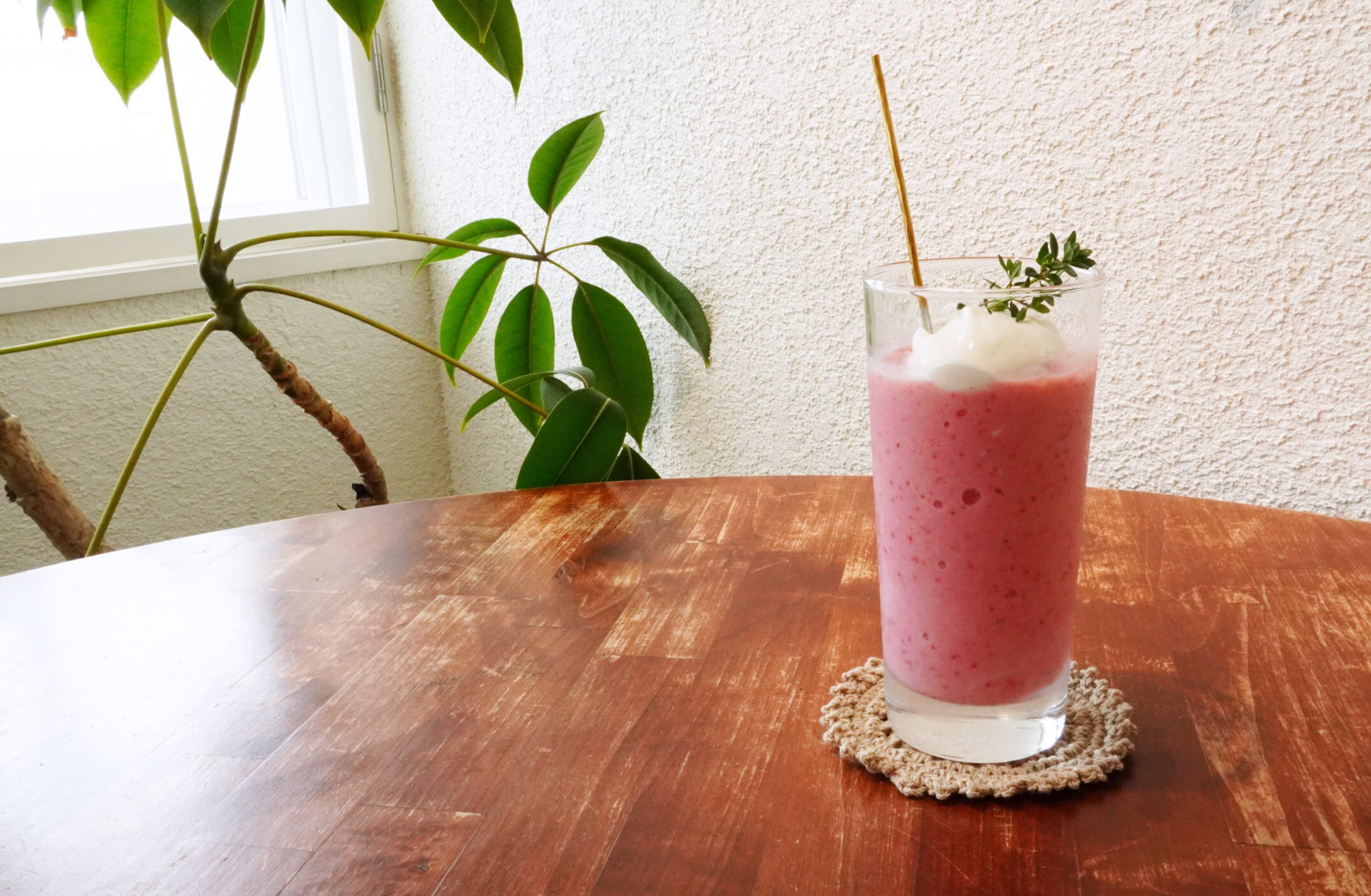 【イートイン／テイクアウト】<br /> 池田町杉野にある苺農家Hanamomo FARMさんの苺をたっぷり使用した苺スムージー。<br /> 材料は苺、お砂糖、美濃牛乳の３種のみで構成。シンプルにいちごの旨味を楽しめるひんやりドリンクです。