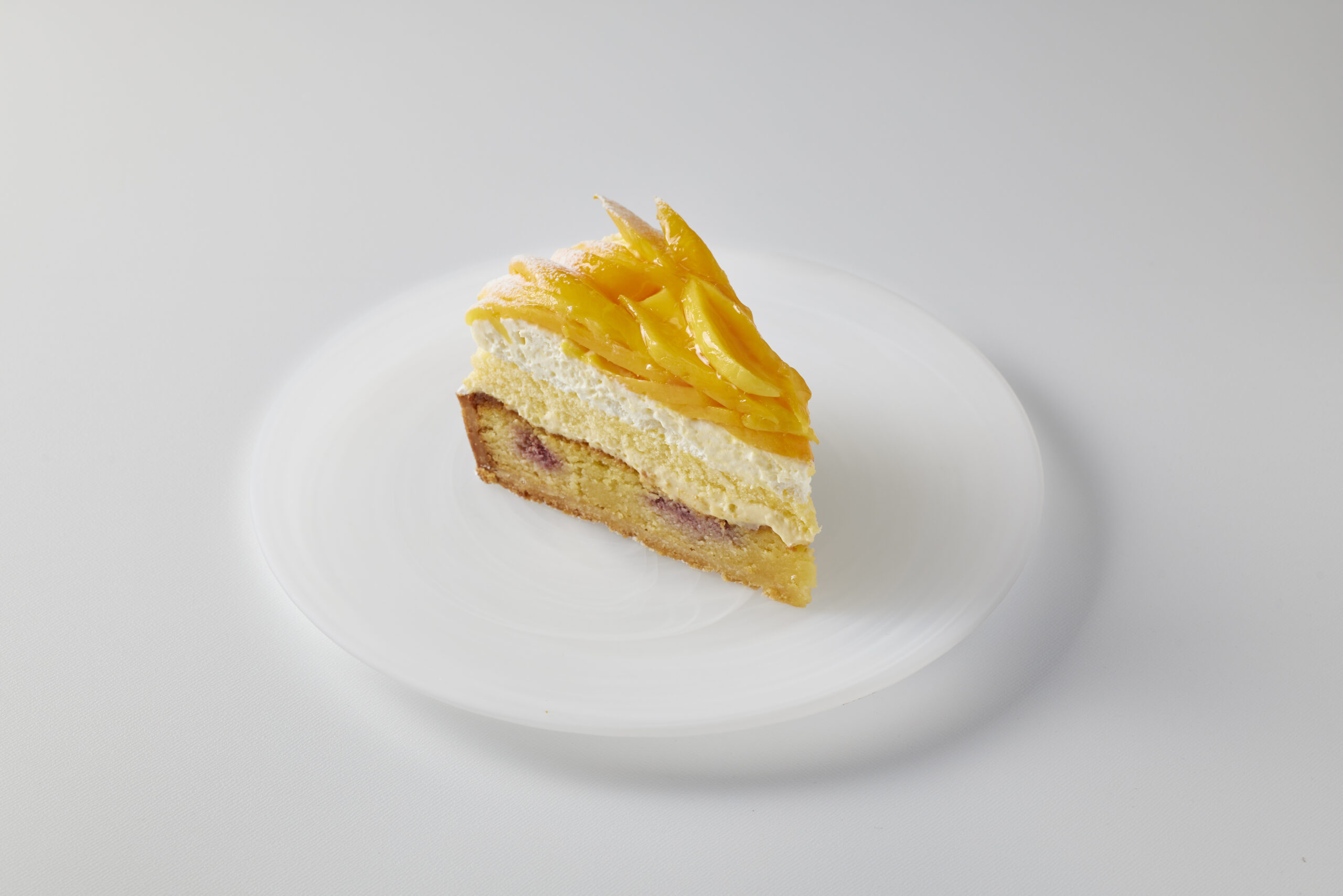 宮崎県産完熟マンゴーとクリームチーズのタルトです🥭<br /> マンゴーとチーズタルト、アクセントに苺です。<br /> 毎年定番のタルトは色々な味が楽しめる欲張りなケーキです♡