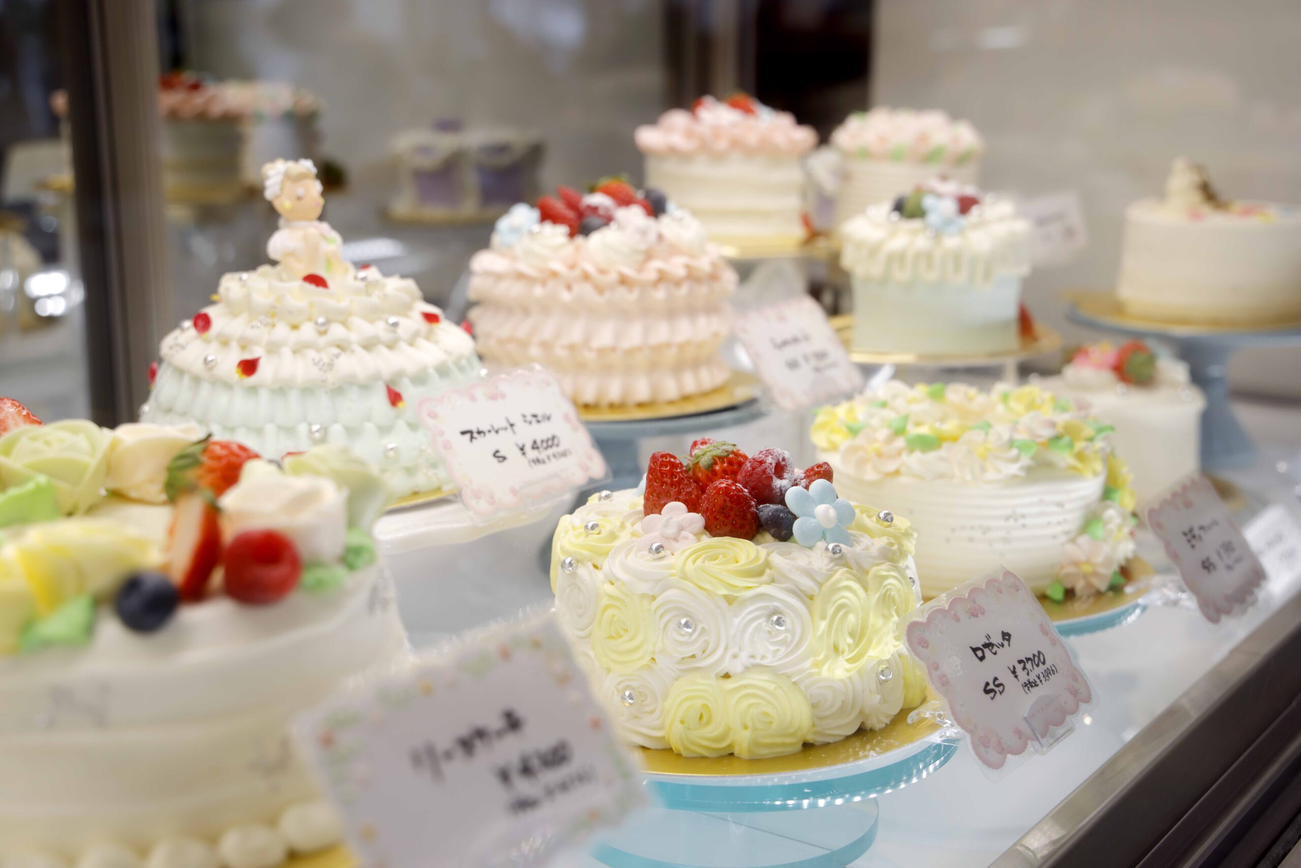 ドーム型のプリンセスのケーキやハート型、1〜2名様用のプティサイズなどいろんなケーキが並びます。柔らかなパステル調のカラーの生クリームはお花やフリル、レースなど変幻自在に操る職人の技が光ります。