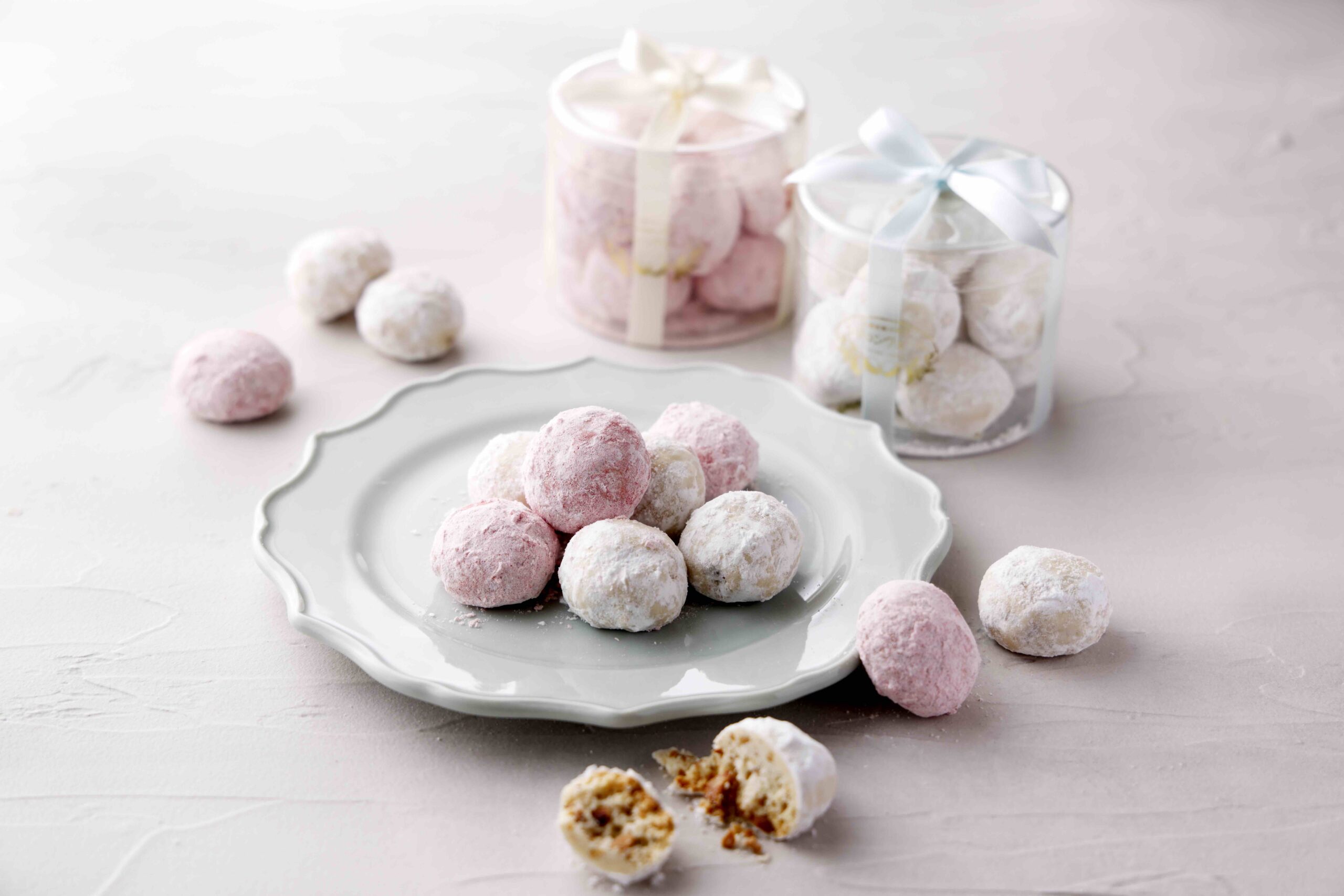 ペルル(白)×ペルル ルージュ(ピンク)<br /> ペルルとはフランス語で真珠を意味します。真珠のような煌めきをイメージして名付けられました。口の中でホロッと解けるような口溶けの良いクッキーです。紅茶や珈琲によく合います。