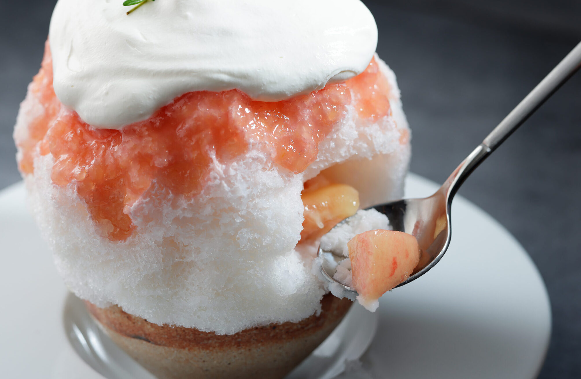 夏に大人気の もものかき氷。ミルクシロップに自家製桃シロップを重ね、中にはコンポートした桃がごろっと潜んでいます。